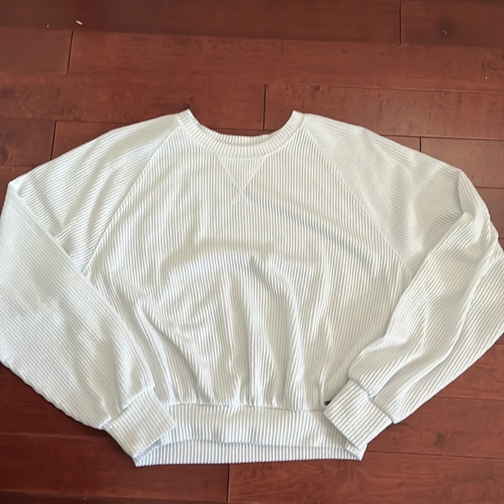 Hollister White Boyfriend T-shirt/Sweater size xs
